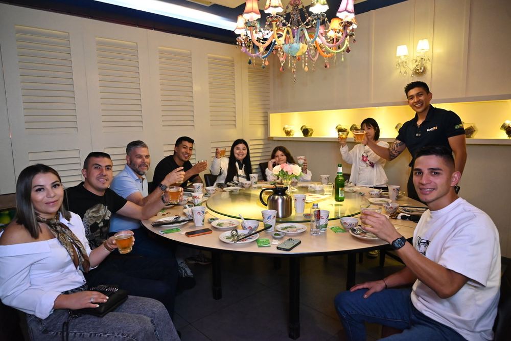 Cena de grupo de clientes de Kuaizi en un restaurante de Guangzhou