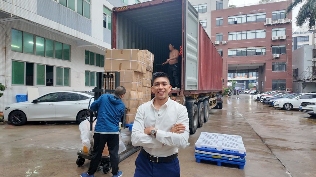Felipe Hernández frente a un contenedor en carga en una fábrica china
