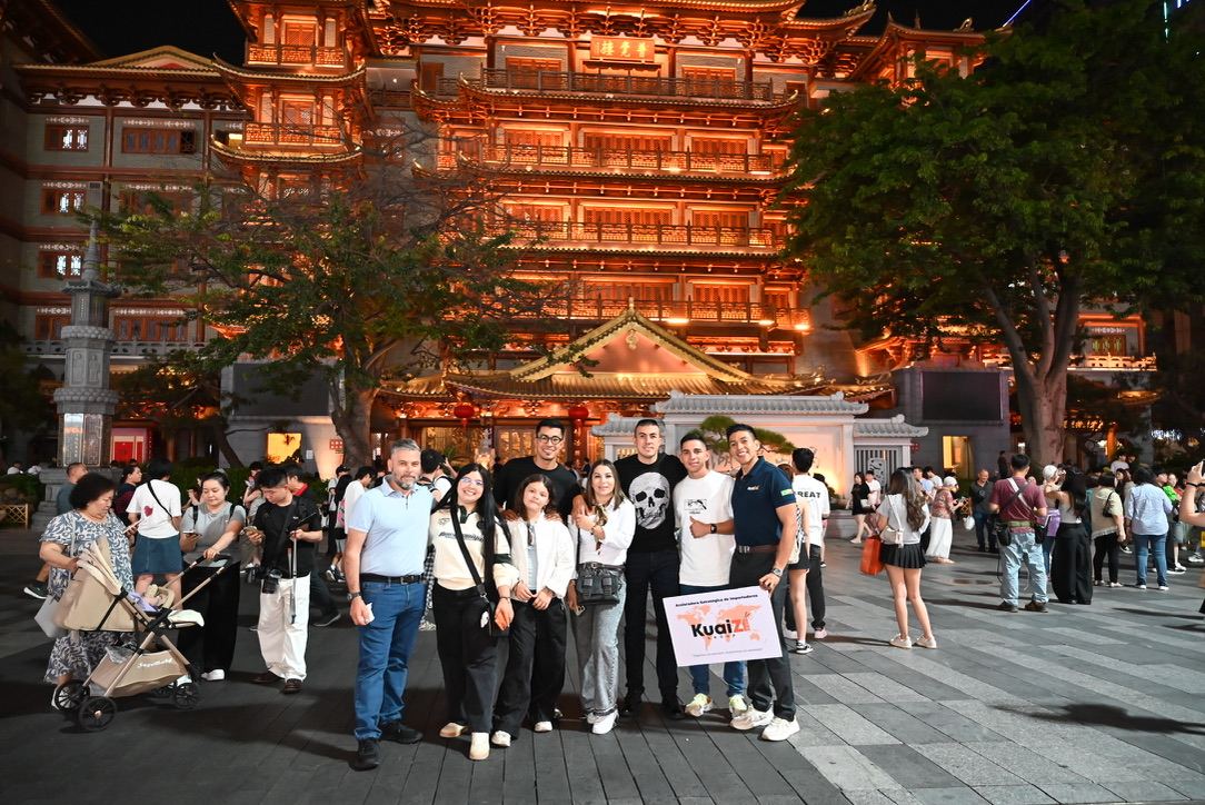 Equipo de Kuaizi con sus clientes en el centro histórico de Guangzhou de noche