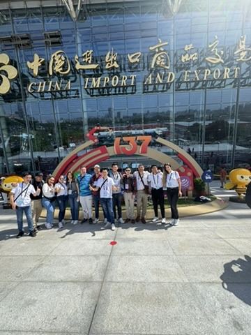 Grupo de clientes de Kuaizi en la entrada del recinto ferial
