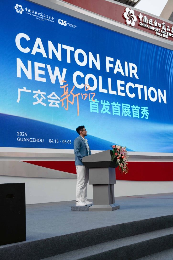 Felipe Hernández hablando en el escenario de Canton Fair New Collection