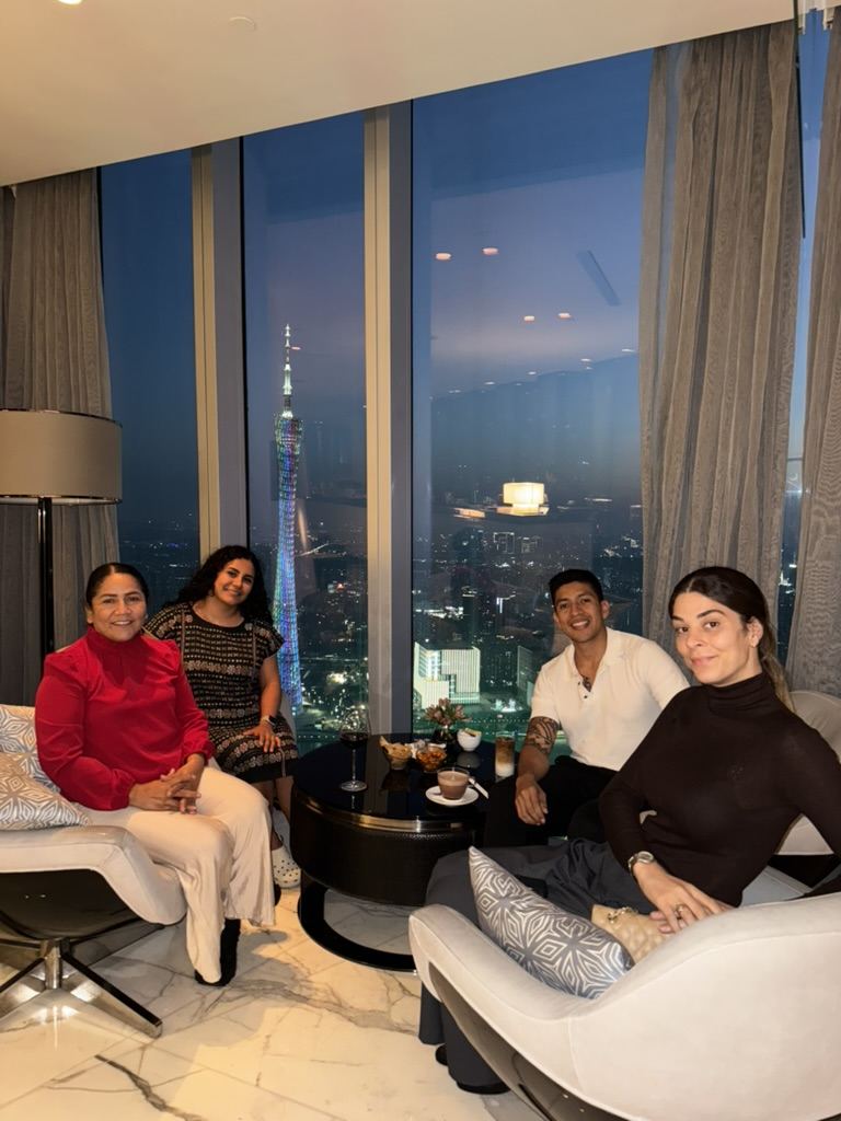 Clientes de Kuaizi en un lounge con vista nocturna de Guangzhou