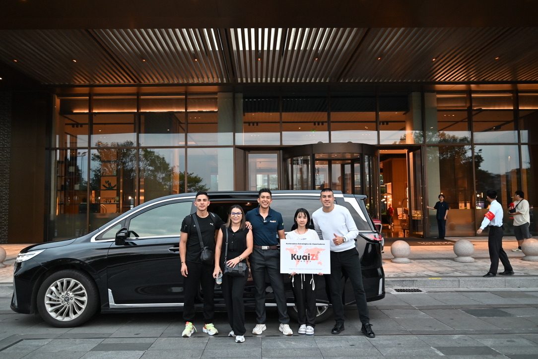 Equipo de Kuaizi con sus clientes a la salida del hotel en Guangzhou