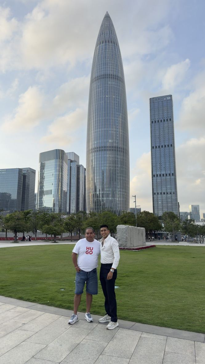Felipe Hernández con un cliente en Shenzhen
