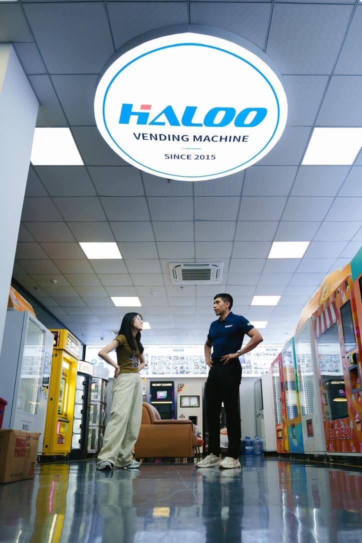 Felipe Hernández en el showroom de una fábrica de máquinas expendedoras