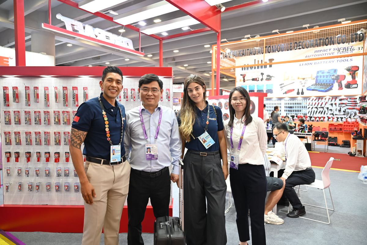 Equipo de Kuaizi con el representante de una fábrica china en su estand
