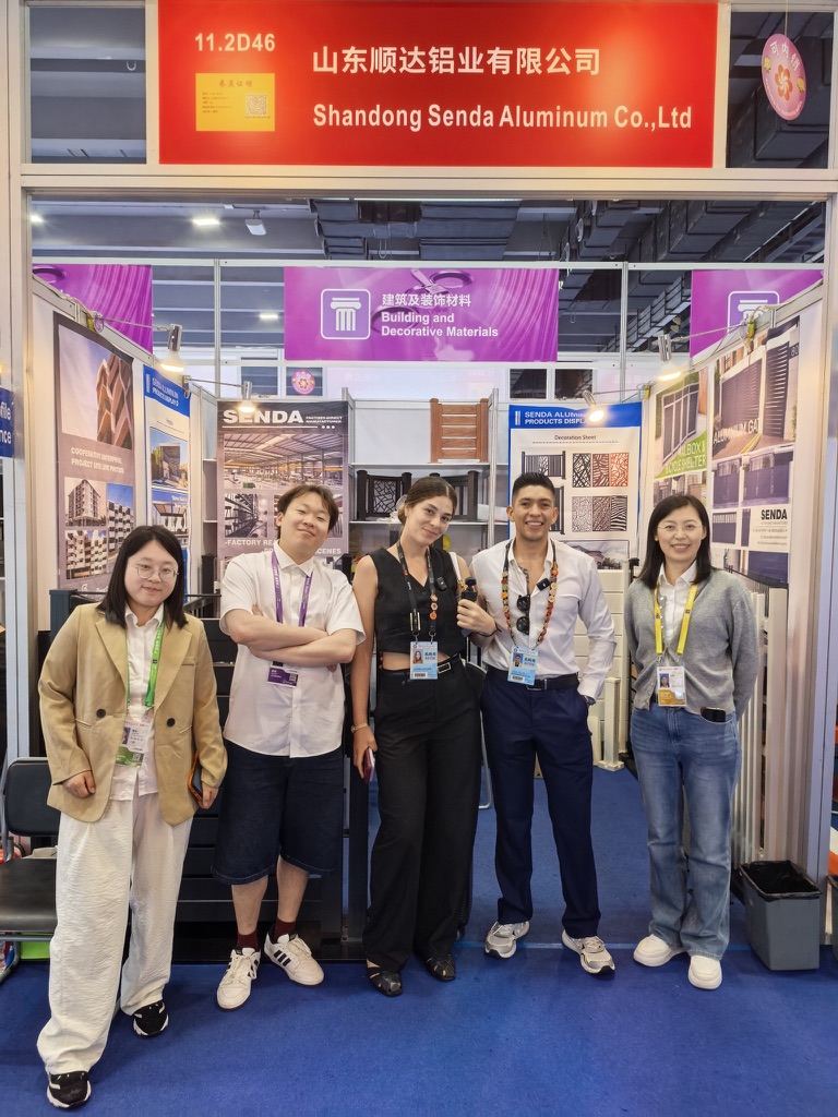 Equipo de Kuaizi con el personal de un estand de la feria